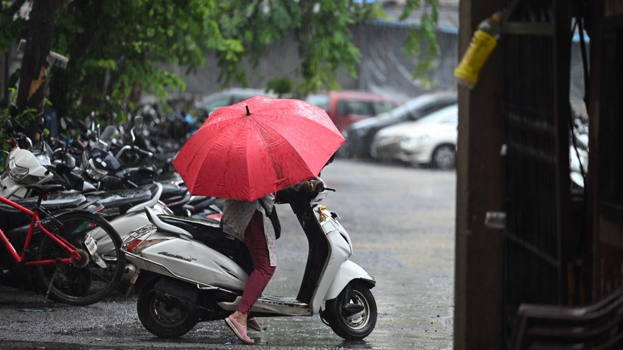 Mumbai braces for active monsoon spell; heavy rainfall expected midweek Heavy showers lash Mumbai. PIC/NIMESH DAVE